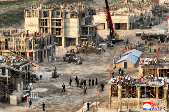 김정은 북한 국무위원장이 지난 29일 평안북도 큰물피해지역의 복구건설사업을 현지지도했다고 조선중앙통신이 30일 보도했다. 2024.9.30. 평양 조선중앙통신 연합뉴스