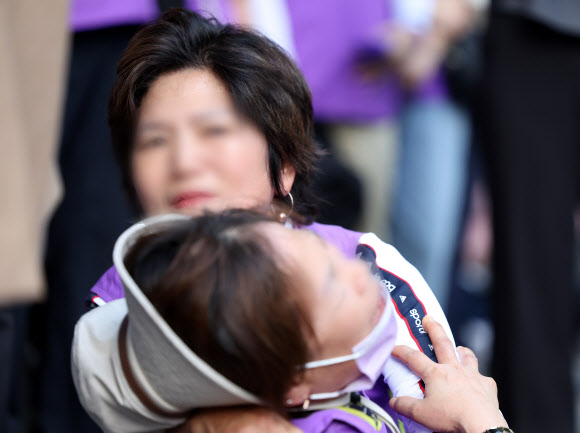 이태원 참사 부실 대응 관련 1심 선고재판이 열린 30일 오후 서울 마포구 서울서부지방법원 앞에서 유가족이 박희영 용산구청장이 무죄 판결을 받고 청사를 빠져나가자 눈물을 흘리고 있다. 2024.9.30. 연합뉴스