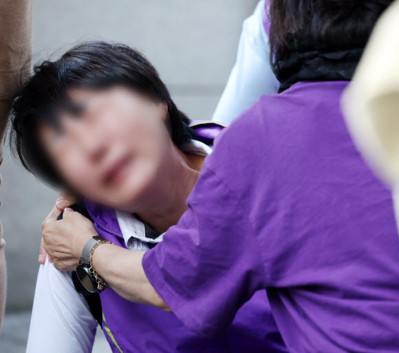 이태원 참사 부실 대응 관련 1심 선고재판이 열린 30일 오후 서울 마포구 서울서부지방법원 앞에서 유가족이 박희영 용산구청장이 무죄 판결을 받고 청사를 빠져나가자 눈물을 흘리고 있다. 2024.9.30. 연합뉴스