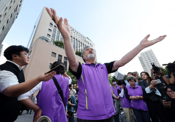 30일 오후 서울 마포구 서울서부지방법원 앞에서 유가족협의회 이정민 운영위원장이 이태원 참사 부실 대응 관련 1심 선고 재판에서 박희영 용산구청장이 무죄를 판결받자 울분을 토하고 있다. 2024.9.30. 연합뉴스