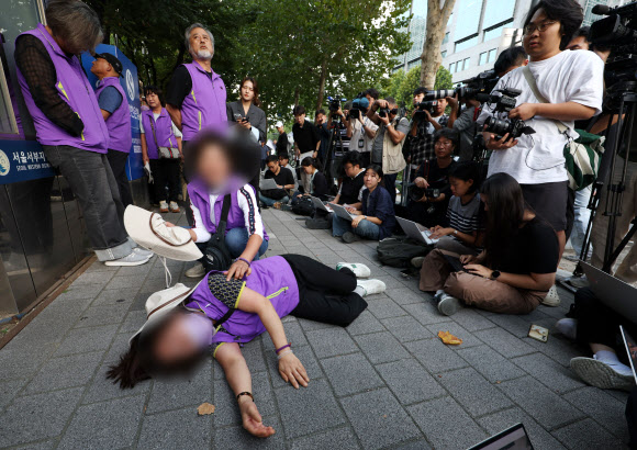 이태원 참사 부실 대응 관련 1심 선고재판이 열린 30일 오후 서울 마포구 서울서부지방법원 앞에서 유가족이 박희영 용산구청장이 무죄 판결을 받고 청사를 빠져나간 뒤 땅에 쓰러져 오열하고 있다. 2024.9.30. 연합뉴스