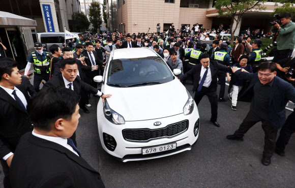 30일 오후 서울 마포구 서울서부지방법원에서 열린 이태원 참사 부실 대응 관련 1심 선고에서 무죄를 선고받은 박희영 용산구청장을 태운 차량이 청사를 빠져나가고 있다. 2024.9.30. 연합뉴스