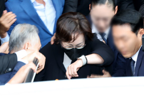 박희영 용산구청장이 30일 오후 서울 마포구 서울서부지방법원에서 열린 이태원 참사 부실 대응 관련 1심 선고에서 무죄를 선고받은 뒤 청사를 나서고 있다. 2024.9.30. 연합뉴스