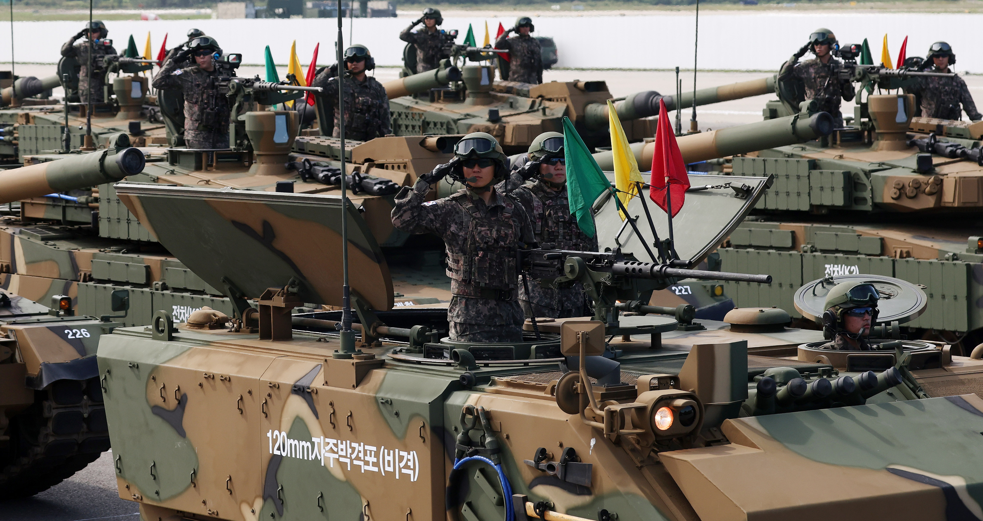 25일 경기 성남시 서울공항에서 열린 ‘건군 76주년 국군의 날’ 미디어데이 행사에서 자주박격포 비격이 분열하고 있다. 2024.10.1 뉴시스