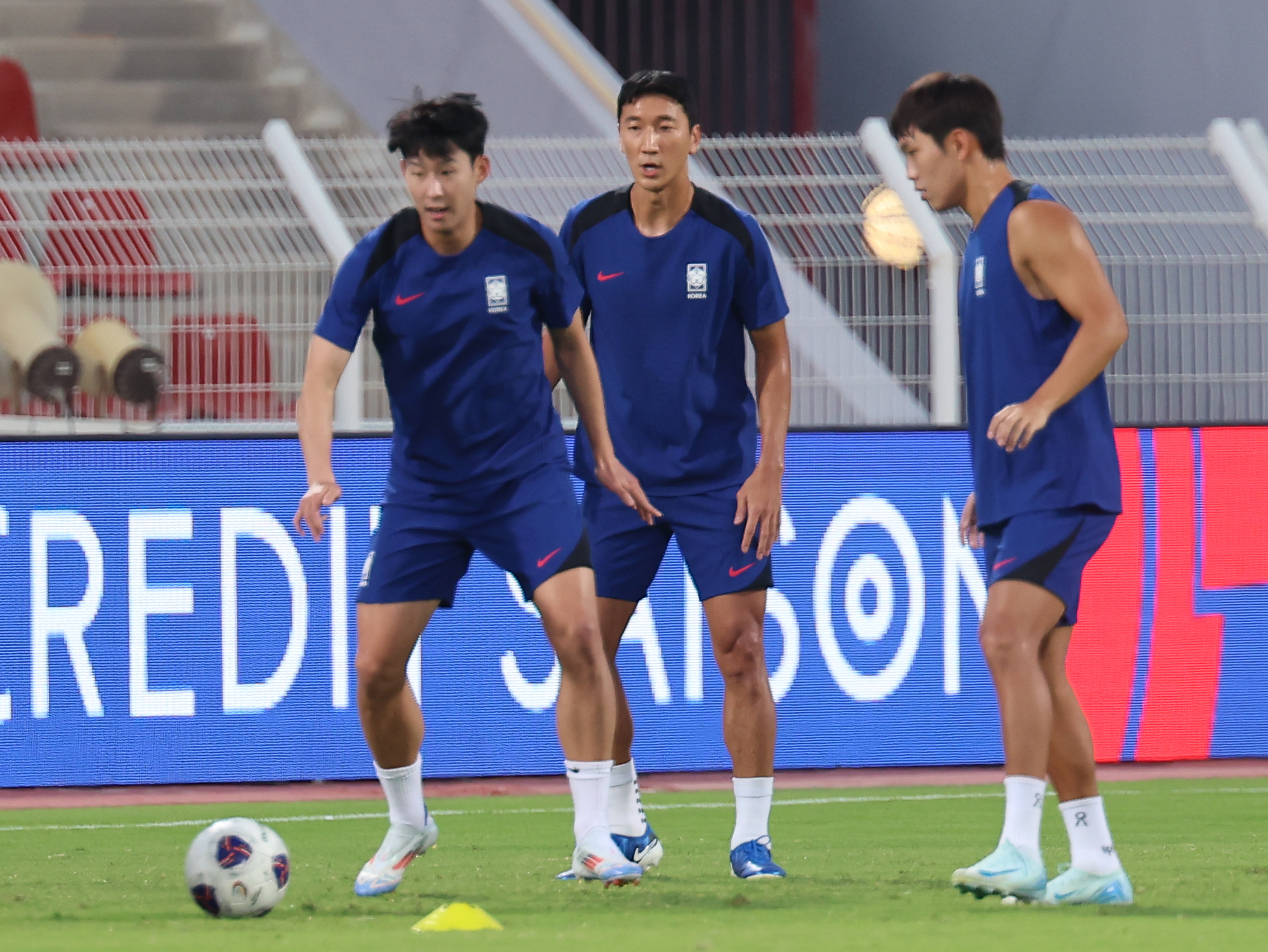 한국 남자축구 국가대표 손흥민과 정우영이 지난달 9일(한국시간) 오만  무스카트의 술탄 카부스 경기장에서 2026 북중미월드컵 아시아 지역 3차 예선 오만전을 앞두고 훈련하고 있다. 무스카트 연합뉴스