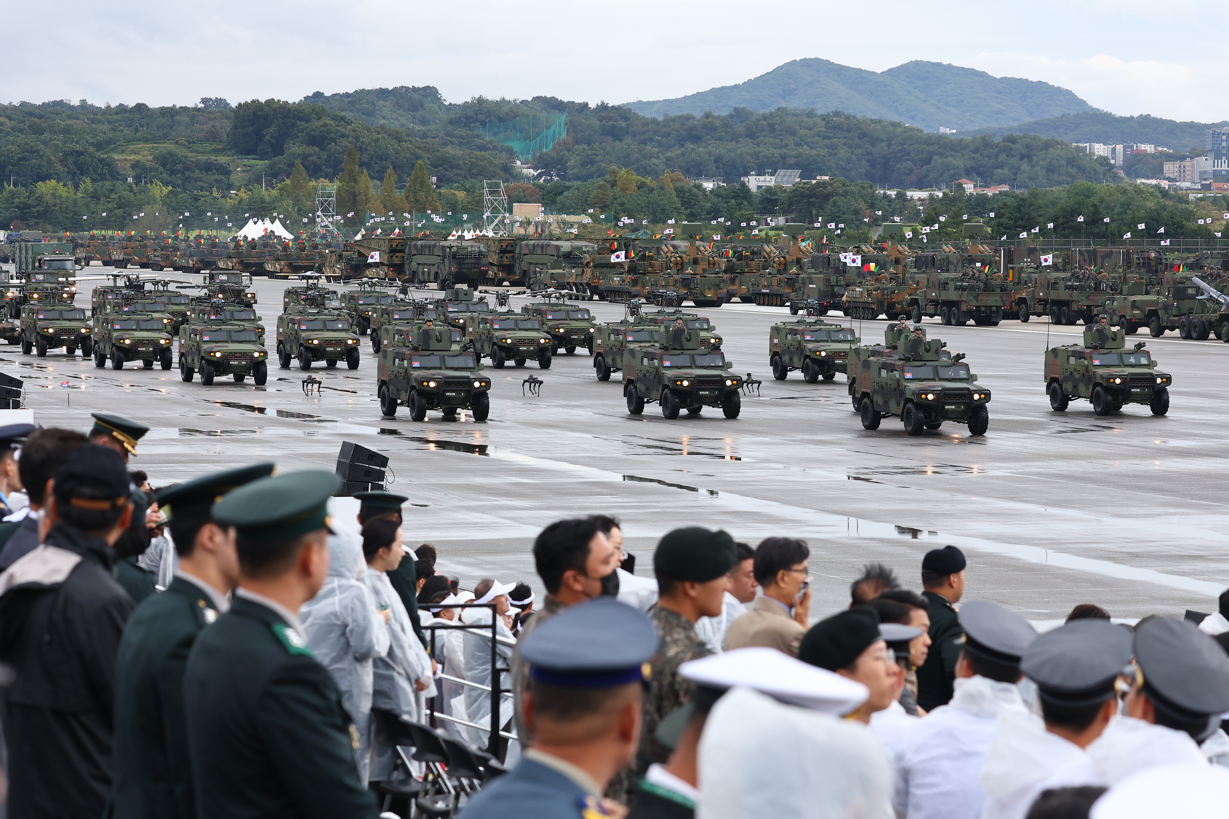 1일 경기도 성남 서울공항에서 열린 건군 76주년 국군의날 기념식에서 다족보행로봇이 포함된 유무인전투체계 분열이 펼쳐지고 있다. 2024.10.1 연합뉴스