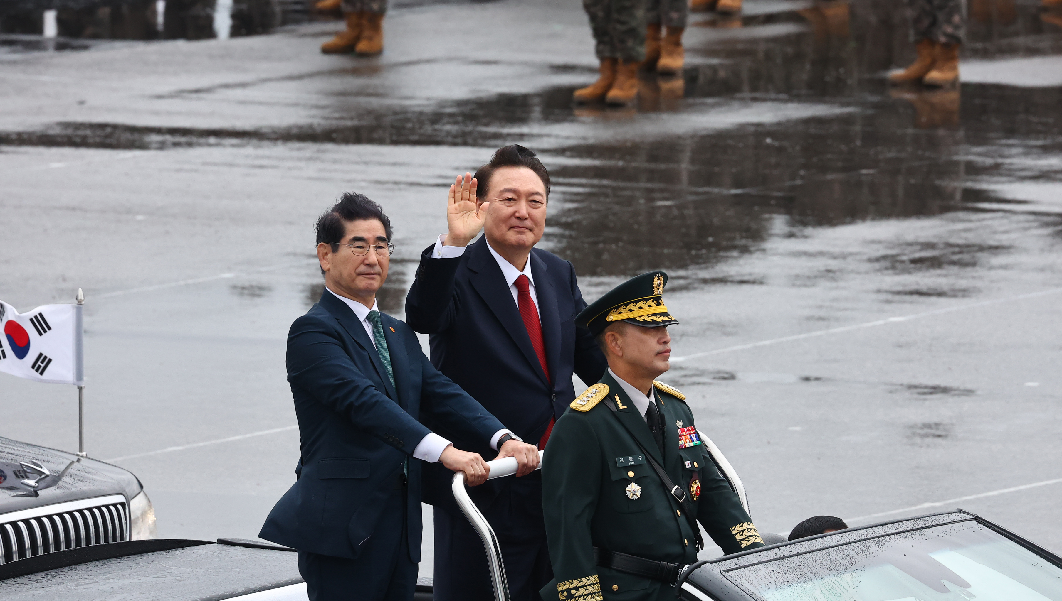 윤석열 대통령이 1일 경기도 성남 서울공항에서 열린 건군 76주년 국군의날 기념식에서 김용현 국방부 장관과 사열하며 손을 흔들고 있다. 2024.10.1 연합뉴스