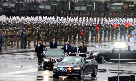 윤석열 대통령이 1일 오전 경기도 성남 서울공항에서 열린 건군 76주년 국군의날 기념식에서 김용현 국방부 장관과 사열차에 탑승해 있다. 2024.10.1  연합뉴스