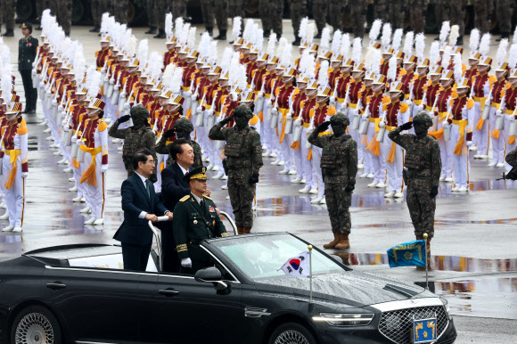 윤석열 대통령이 1일 오전 경기도 성남 서울공항에서 열린 건군 76주년 국군의날 기념식에서 김용현 국방부 장관과 사열하고 있다. 2024.10.1  연합뉴스