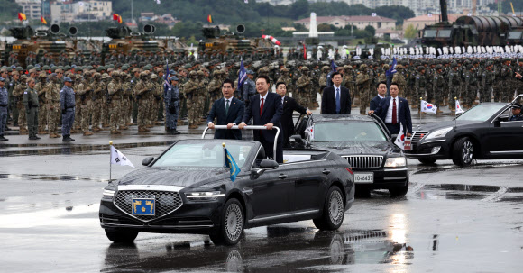윤석열 대통령이 1일 성남 서울공항에서 열린 건군 76주년 국군의날 기념식에서 김용현 국방부 장관과 함께 사열차량을 타고 부대 사열을 하고 있다.  2024.10.1  대통령실통신사진기자단