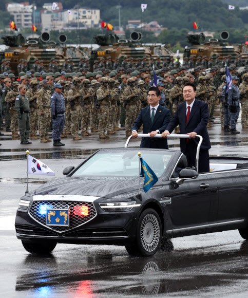 윤석열 대통령이 1일 성남 서울공항에서 열린 건군 76주년 국군의날 기념식에서 김용현 국방부 장관과 함께 열병차량을 타고 부대 사열을 하고 있다.  2024.10.1  대통령실통신사진기자단