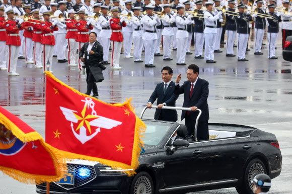 윤석열 대통령이 1일 오전 경기도 성남 서울공항에서 열린 건군 76주년 국군의날 기념식에서 김용현 국방부 장관과 사열하고 있다. 2024.10.1  연합뉴스