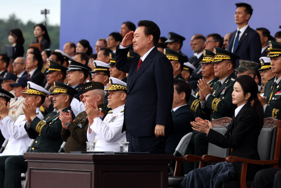 윤석열 대통령이 1일 성남 서울공항에서 열린 건군 76주년 국군의날 기념식에서 국군 장병들에게 거수 경례를 하고 있다.  2024.10.1  대통령실통신사진기자단