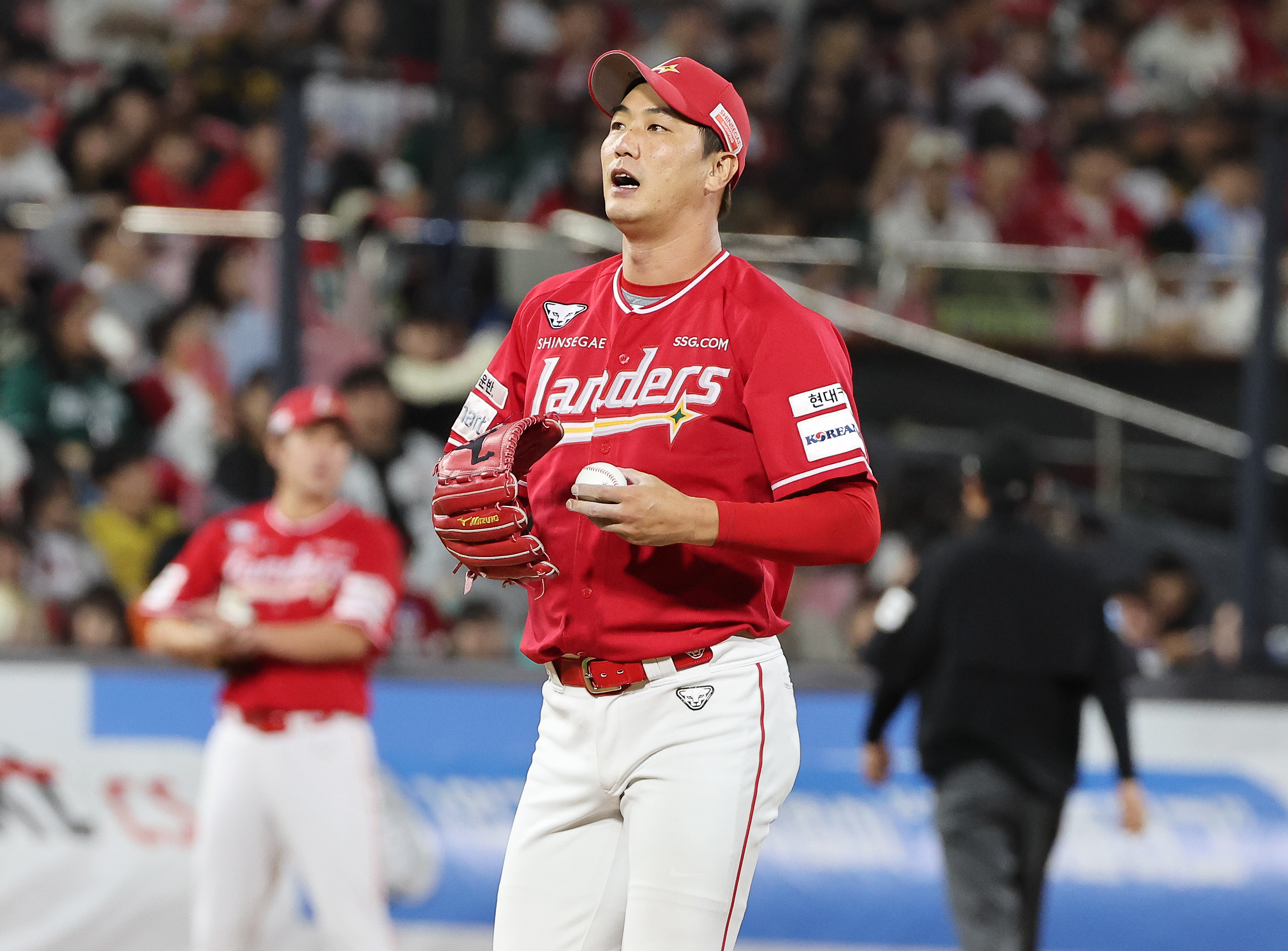 SSG 랜더스 김광현이 1일 수원 케이티위즈파크에서 열린 2024 KBO리그 5위 결정전 kt wiz와의 원정 경기에서 멜 로하스 주니어에게 홈런을 맞고 아쉬워하고 있다. 연합뉴스