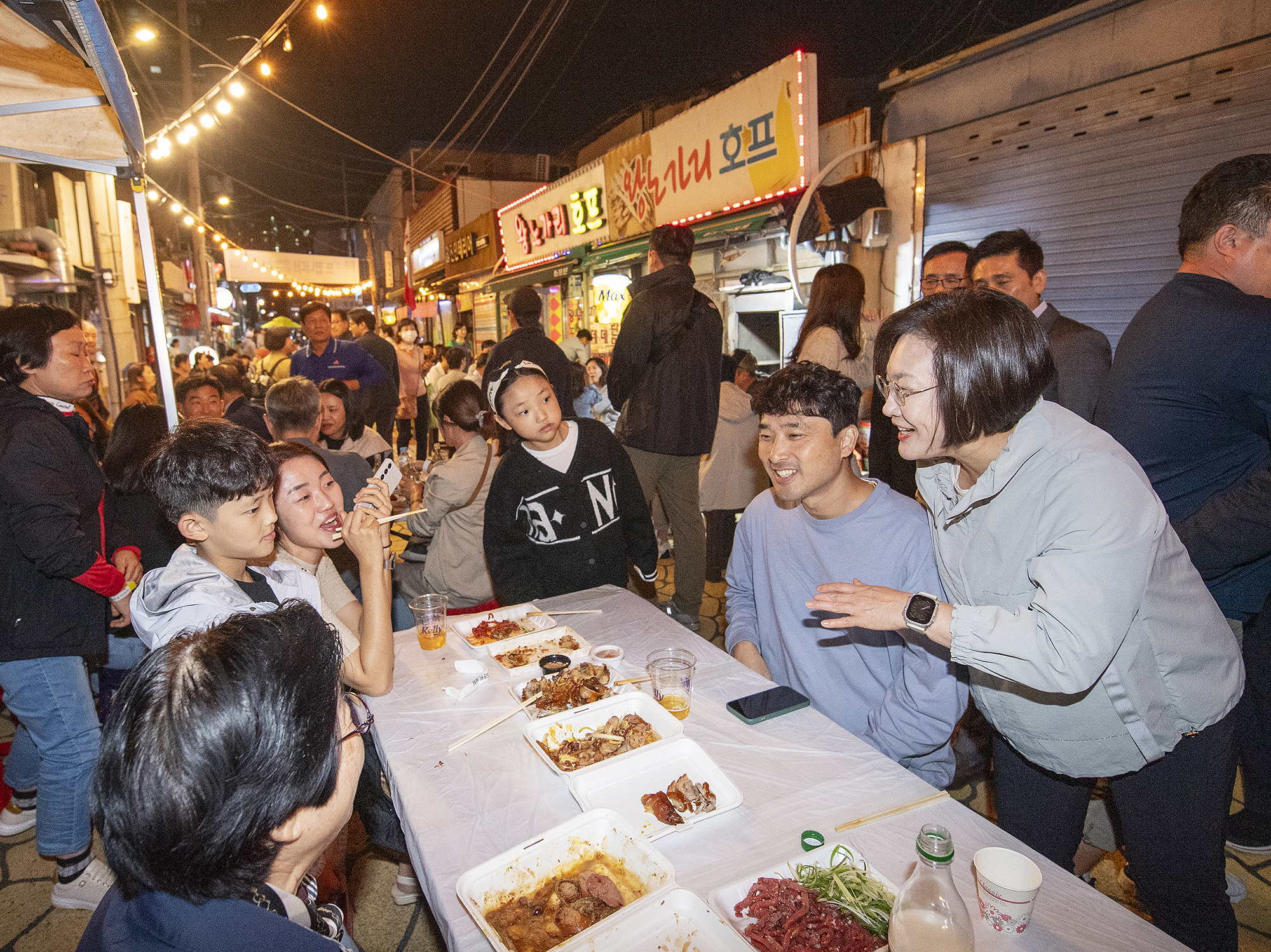 박희영(오른쪽) 서울 용산구청장이 지난해 ‘용금맥 축제’에 참여해 주민과 대화하고 있다. 용산구 제공