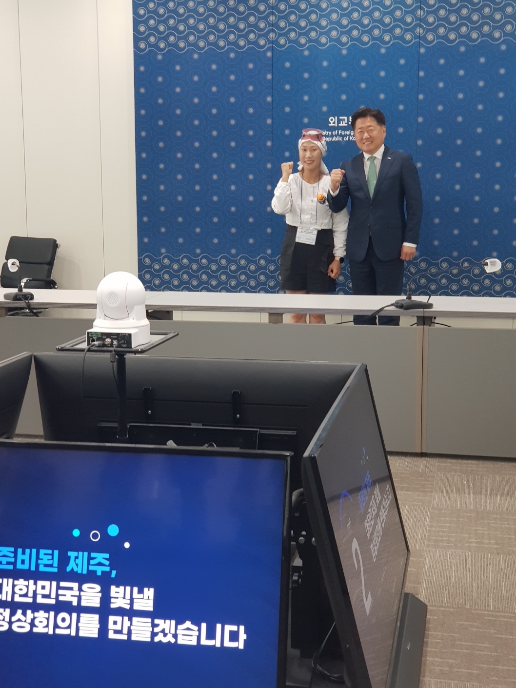 오영훈 제주지사가 도두동 현직 해녀 김형미씨와 함께 지난 6월 외교부 청사에서 열린 2025 APEC 정상회의 유치계획 현장발표에서 제주만의 매력과 강점을 집중 부각시키는데 힘썼다. 제주도 제공