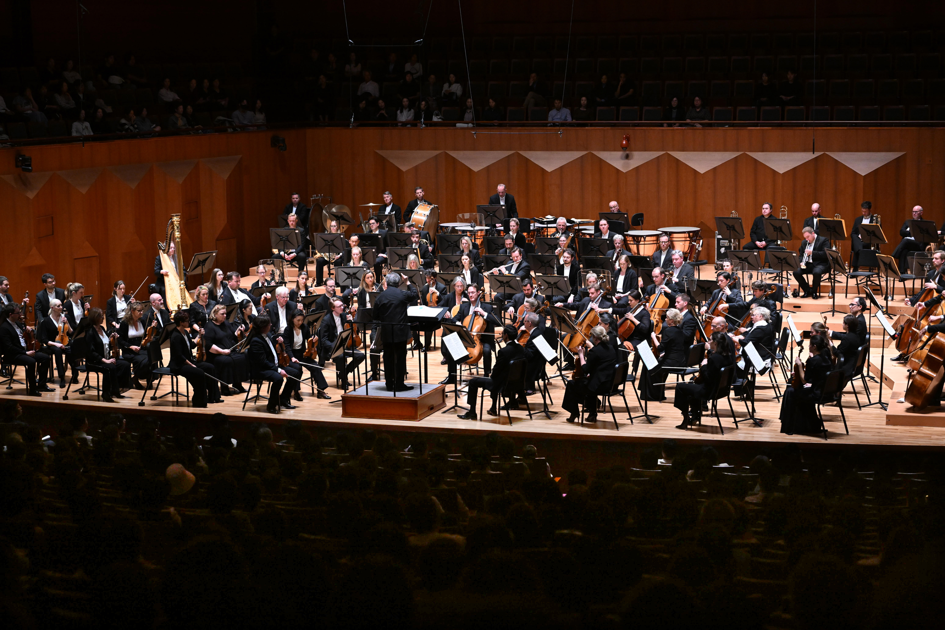 2일 오후 서울 서초구 예술의전당 콘서트홀서 열린 ‘서울신문 창간 120주년 기념음악회’ 2부에서 안토니오 파파노가 이끄는 런던 심포니 오케스트라가 구스타프 말러의 교향곡 1번 ‘거인’을 연주하고 있다. 도준석 전문기자