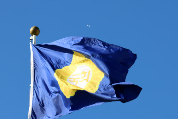 국회 상공에 떠다니는 대남 쓰레기 풍선