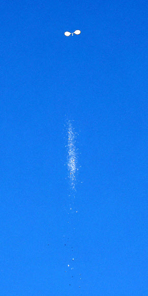 서울 상공서 터지는 북 쓰레기 풍선