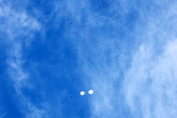 서울 상공에 흩뿌려지는 북한쓰레기 풍선 적재물