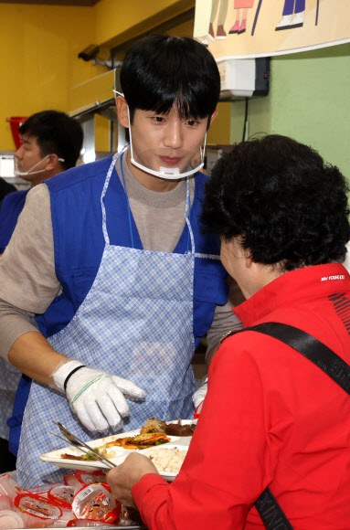 배식 봉사하는 배우 정해인