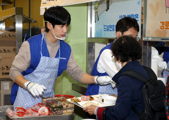 배식 봉사하는 배우 정해인