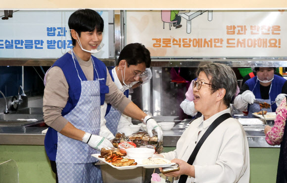 배식 봉사하는 배우 정해인