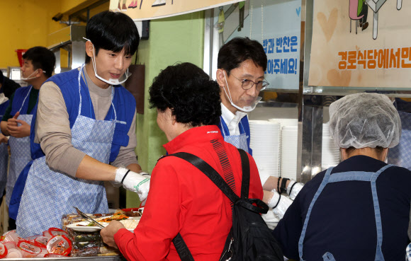 17기 행복공감봉사단, 노인의 날 맞아 어르신 건강식 배식 봉사