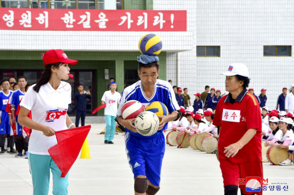 북한이 국제노인의 날을 맞아 전국 각지서 다양한 축하행사를 진행했다고 조선중앙통신이 2일 보도했다. 평양을 비롯한 각 지역에서는 노인들을 위한 축하공연과 체육유희경기, 특색 있는 급양 및 편의봉사가 제공됐으며, 전쟁노병과 공로자들은 평양대극장에서 가극 ‘영원한 승리자들’ 공연을 관람했다. 2024.10.2. 평양 조선중앙통신 연합뉴스