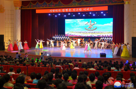 북한이 국제노인의 날을 맞아 전국 각지서 다양한 축하행사를 진행했다고 조선중앙통신이 2일 보도했다. 평양을 비롯한 각 지역에서는 노인들을 위한 축하공연과 체육유희경기, 특색 있는 급양 및 편의봉사가 제공됐으며, 전쟁노병과 공로자들은 평양대극장에서 가극 ‘영원한 승리자들’ 공연을 관람했다. 2024.10.2. 평양 조선중앙통신 연합뉴스