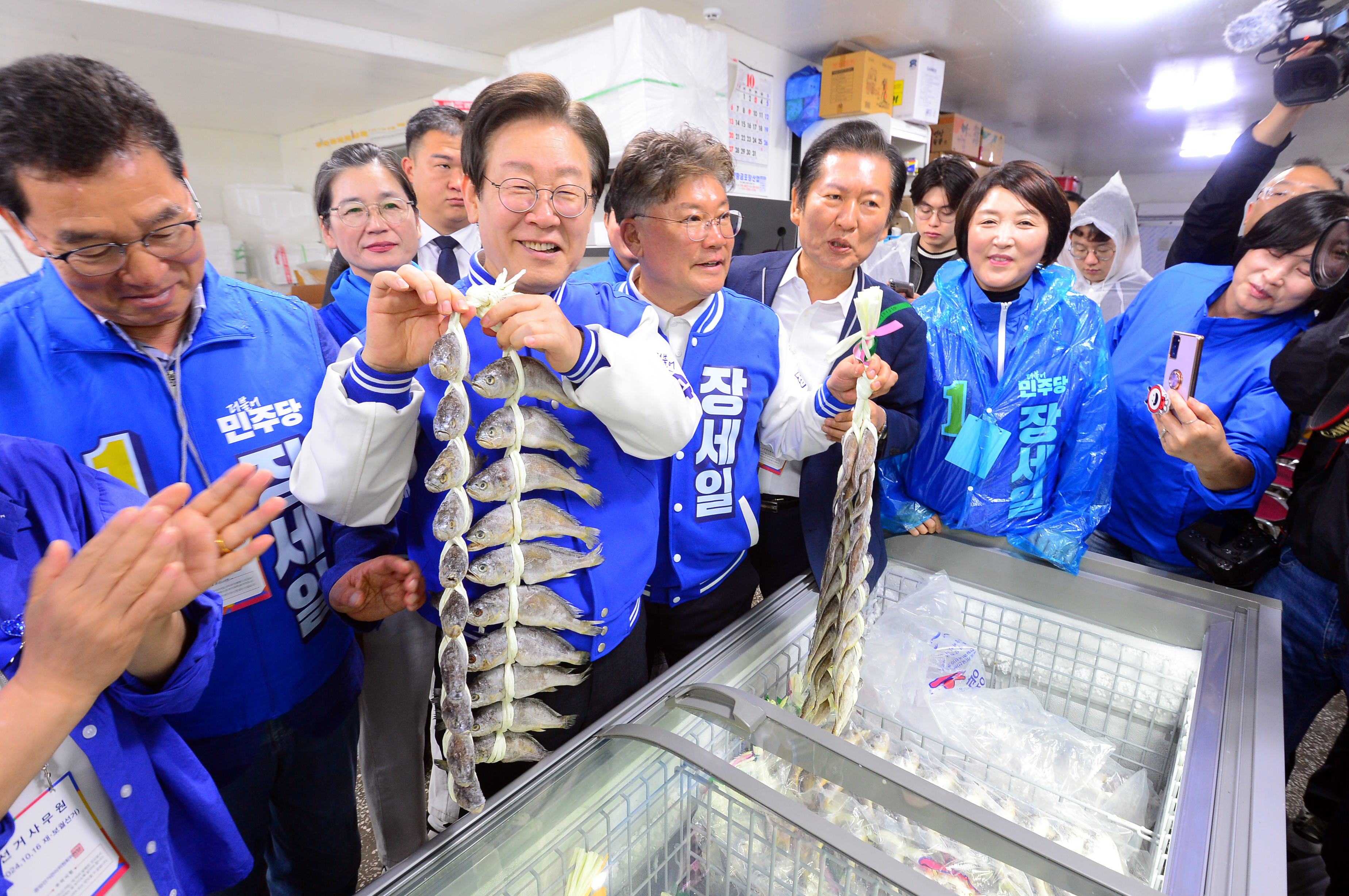 10·16 전남 영광군수 재선거 지원에 나선 이재명 더불어민주당 대표가 법성포 굴비거리에서 굴비를 살펴보는 모습. 영광 뉴스1