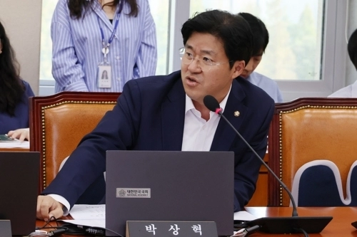 박상혁 더불어민주당 의원이 지난해 9월 국회에서 열린 정무위원회 전체회의에서 의사진행발언을 통해 자원을 절약하기 위해 ‘종이 없는 국감’을 제안하고 있다. 연합뉴스