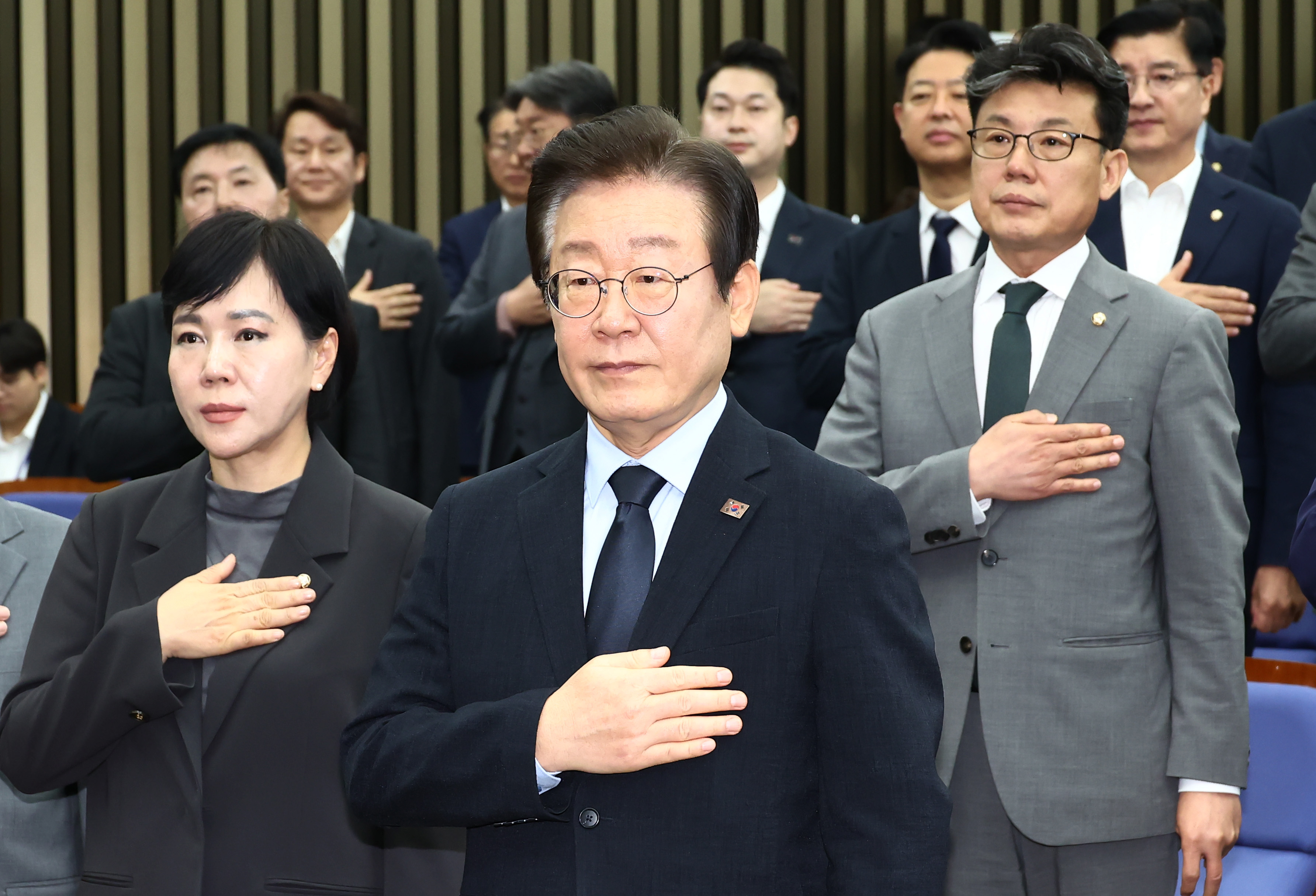 이재명(가운데) 더불어민주당 이재명 대표를 비롯한 의원들이 4일 서울 여의도 국회에서 열린 의원총회에서 국민의례를 하고 있다. 뉴스1