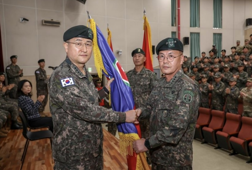 4일 경기 용인시 지상작전사령부에서 열린 강호필(오른쪽) 사령관 취임식에서 강 사령관이 박안수(왼쪽) 육군참모총장으로부터 부대기를 이양받고 있다. 지상작전사령부 제공