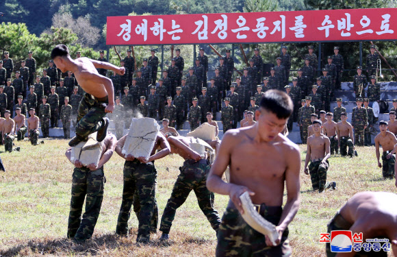 북한 김정은 국무위원장이 우리 대한민국의 국군의 날인 10월 1일 다음날인 2일 ‘서부지구의 조선인민군 특수작전부대 훈련기지를 현지시찰하시면서 전투원들의 훈련실태를 료해하시였다.’고 조선중앙통신이 4일 보도했다.  2024.10.4. 평양 조선중앙통신 연합뉴스