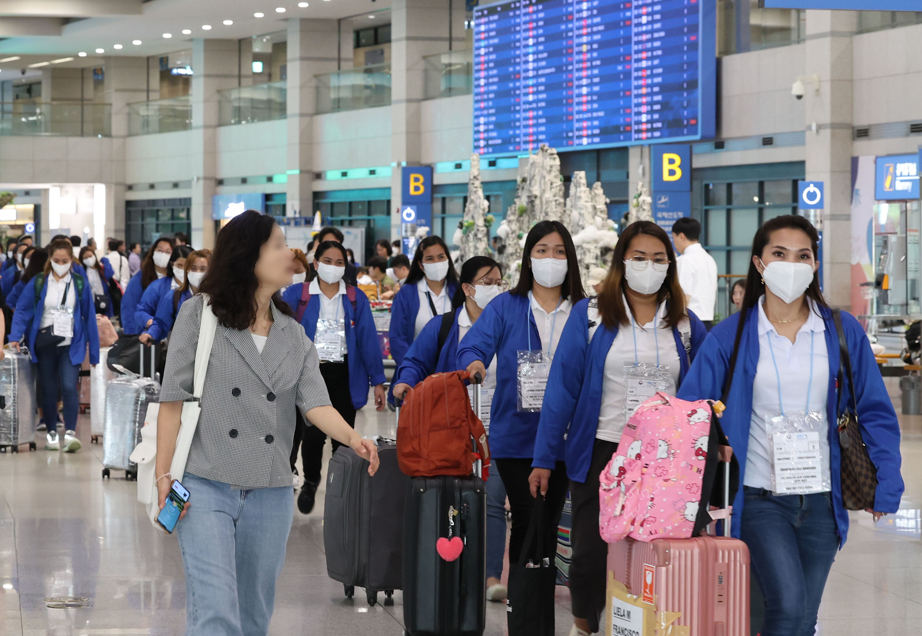 외국인 가사관리사 시범사업에 참여하는 필리핀 가사관리사들이 인천국제공항 제1터미널을 통해 입국한 뒤 버스로 이동하고 있다. 2024.8.6 공항사진기자단