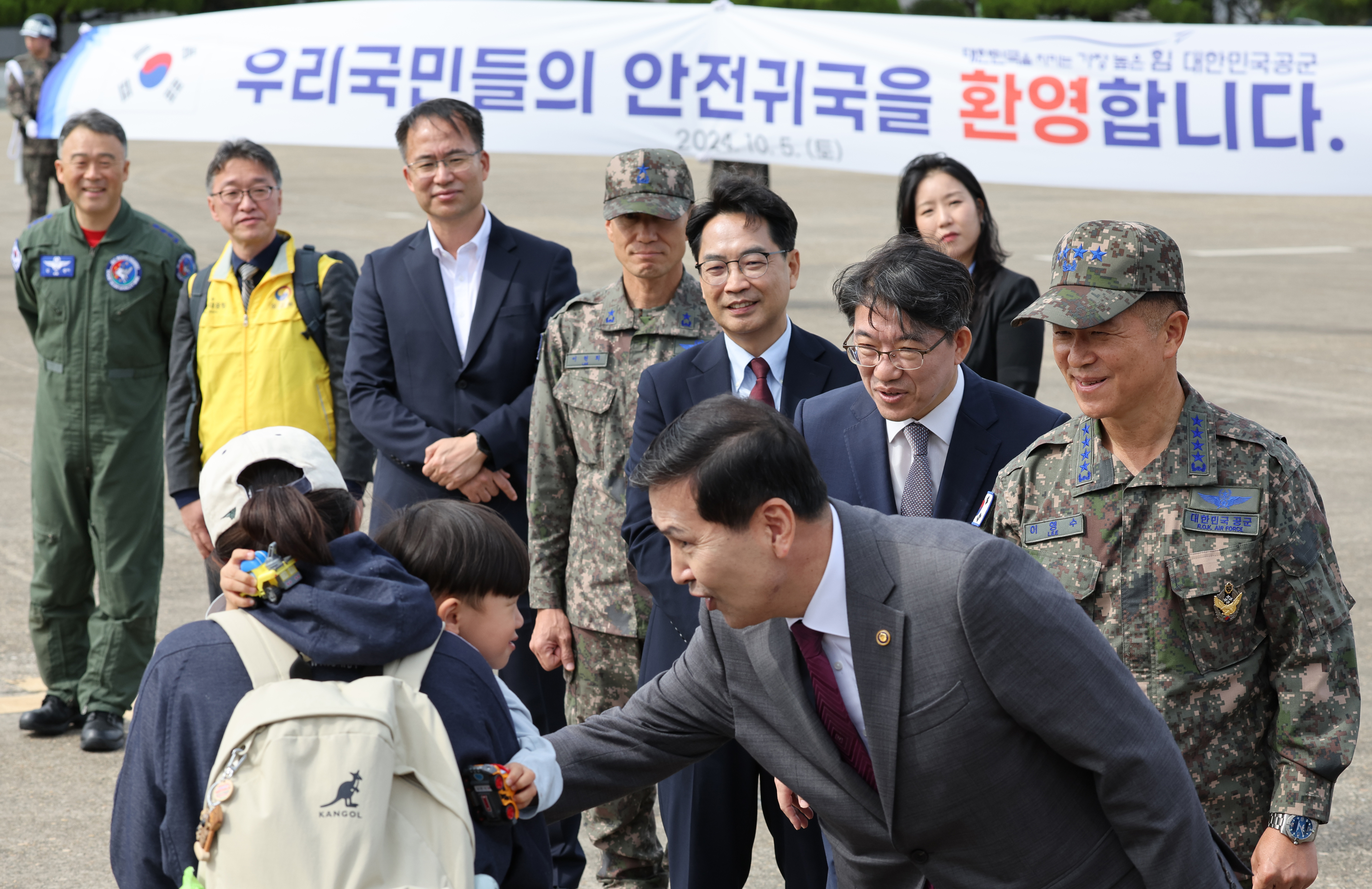 무장단체 헤즈볼라를 상대로 한 이스라엘의 지상작전이 진행 중인 레바논 체류 국민들이 5일 오후 서울공항에서 환영나온 정부 관계자들과 인사하고 있다. 2024.10.5 연합뉴스