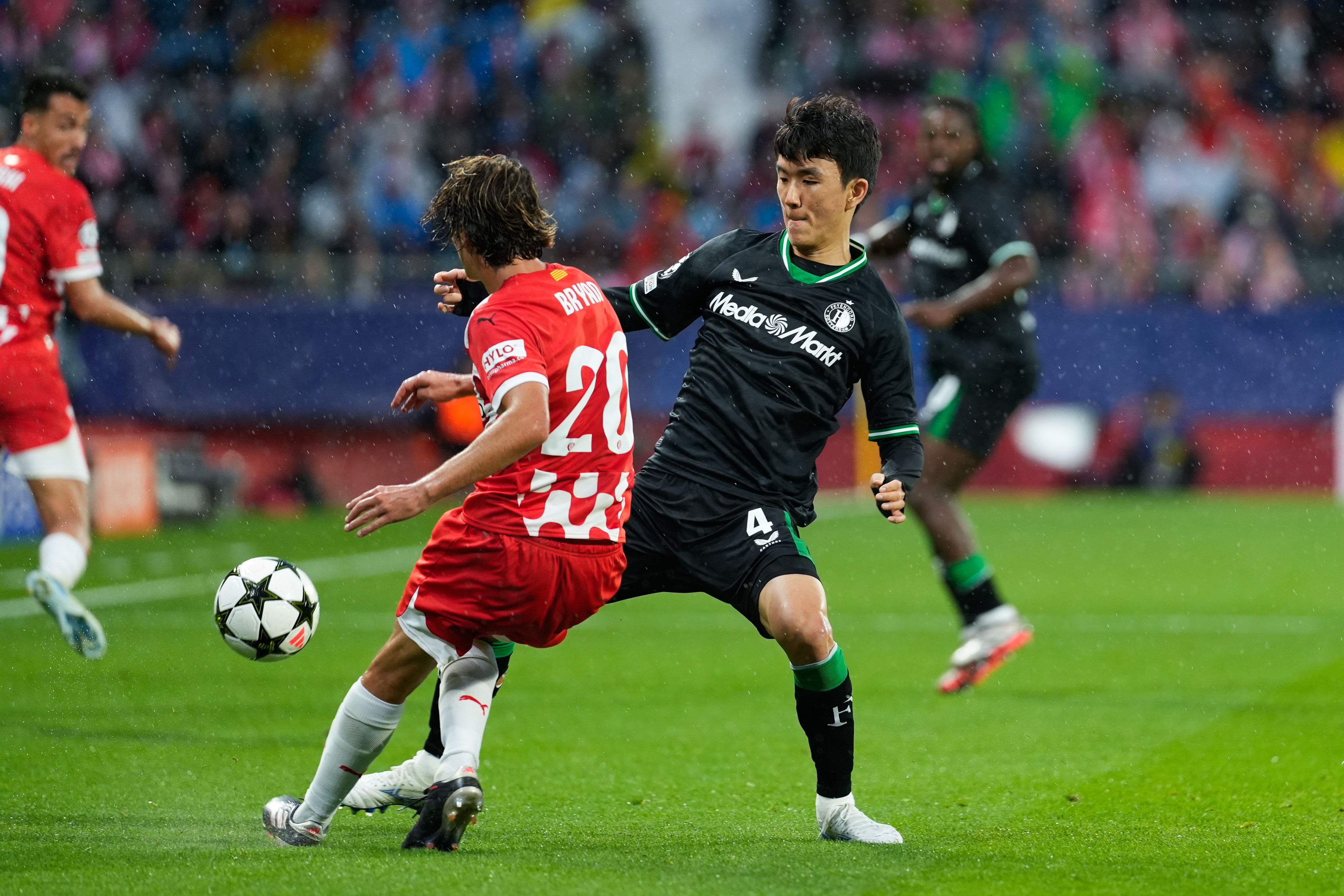 황인범(오른쪽)이 지난 2일 스페인 지로나에서 열린 유럽축구연맹(UEFA) 챔피언스리그에서 상대 선수와 공을 다투고 있다. 지로나 EPA 연합뉴스