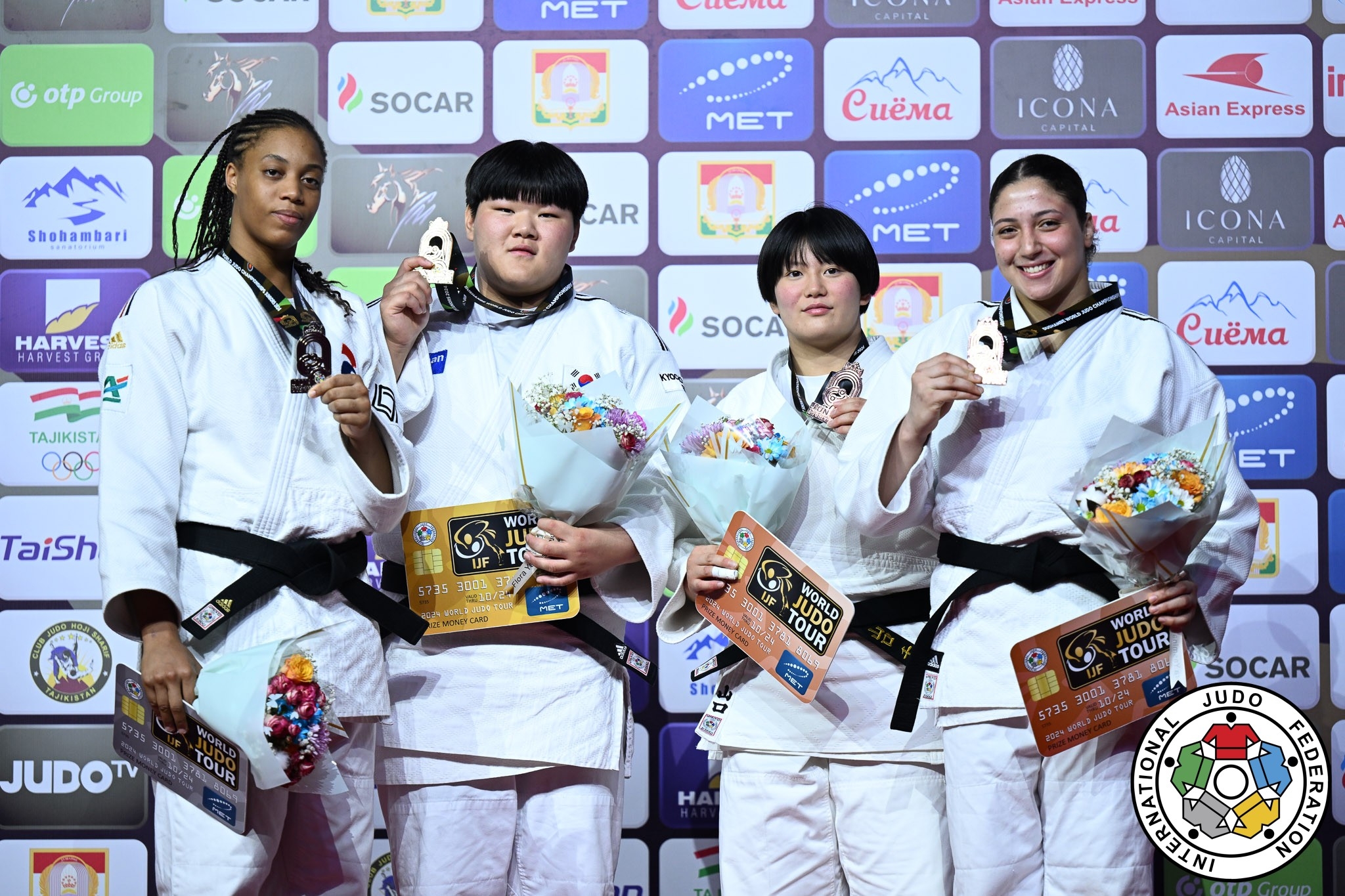 5일 세계유도주니어선수권대회 여자 78kg 이상급에서 금메달을 따낸 이현지(왼쪽 두 번째). ISU 대한유도회 제공