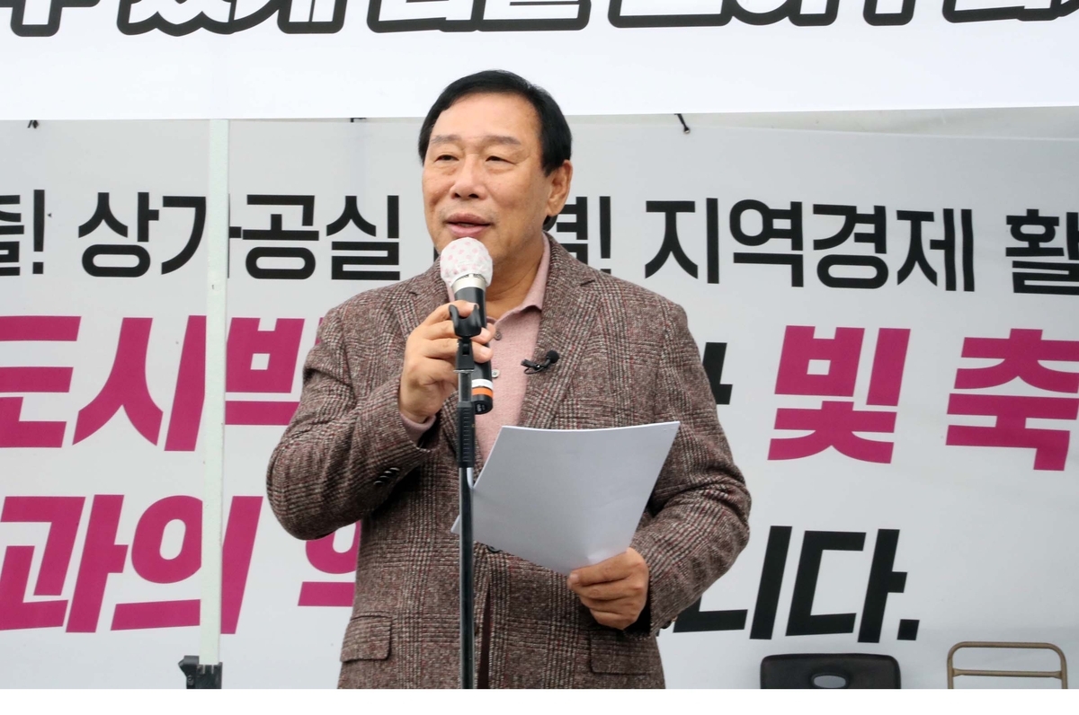 국제정원도시박람회와 빛 축제 정상 추진을 위한 예산안 통과를 촉구하며 6일 단식농성에 돌입하는 최민호 세종시장. 연합뉴스.