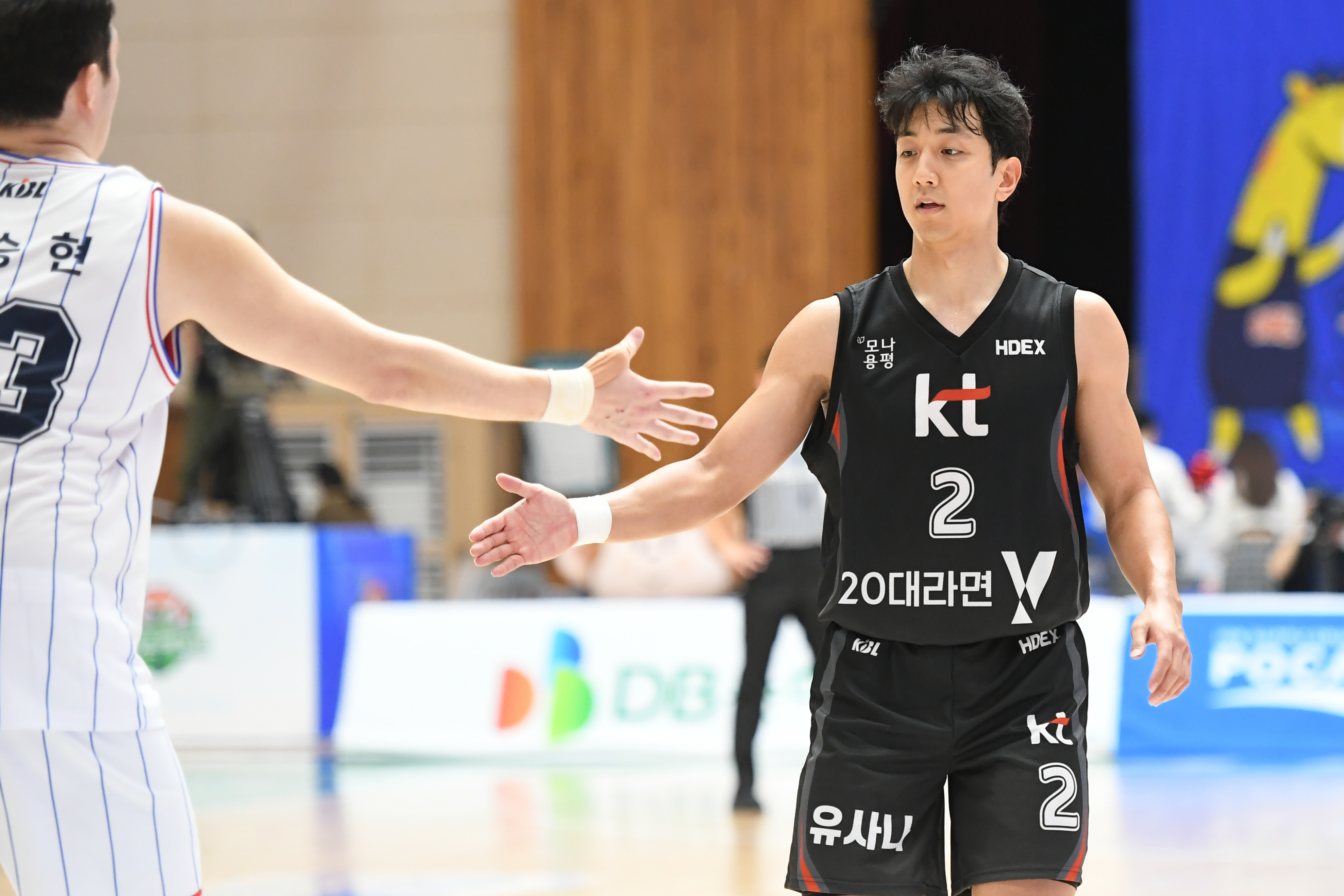 수원 kt 허훈이 6일 충북 제천체육관에서 열린 2024 한국농구연맹(KBL) 컵대회 B조 예선 KCC와의 1차전에서 상대 이승현과 하이파이브하고 있다. KBL 제공