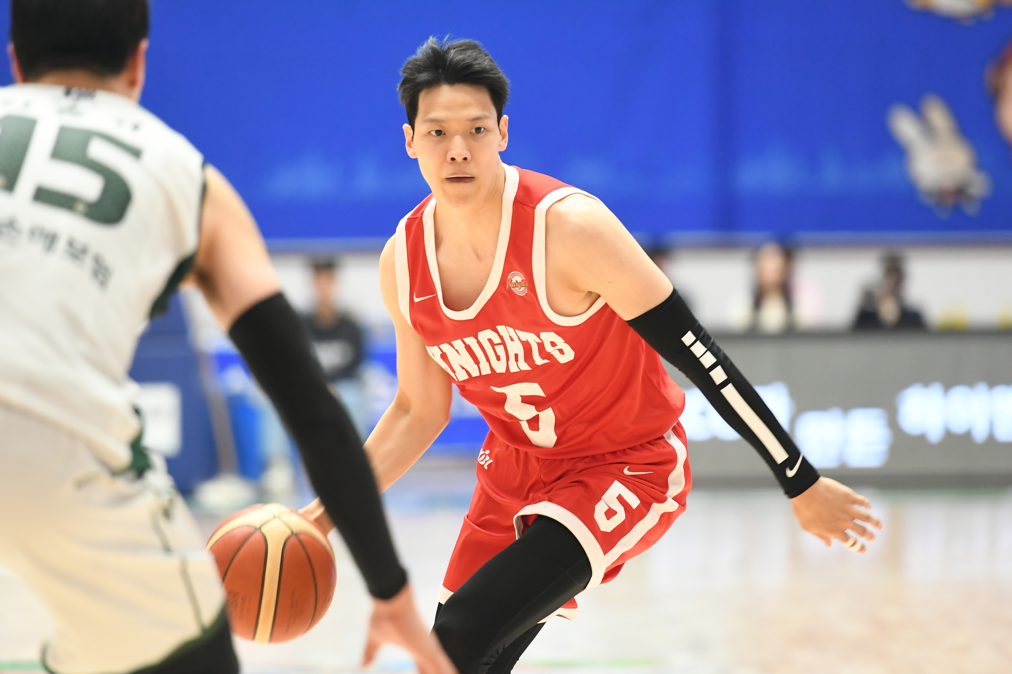 서울 SK 김선형이 6일 충북 제천체육관에서 열린 2024 한국농구연맹(KBL) 컵대회 D조 원주 DB와의 1차전에서 드리블하고 있다. KBL 제공