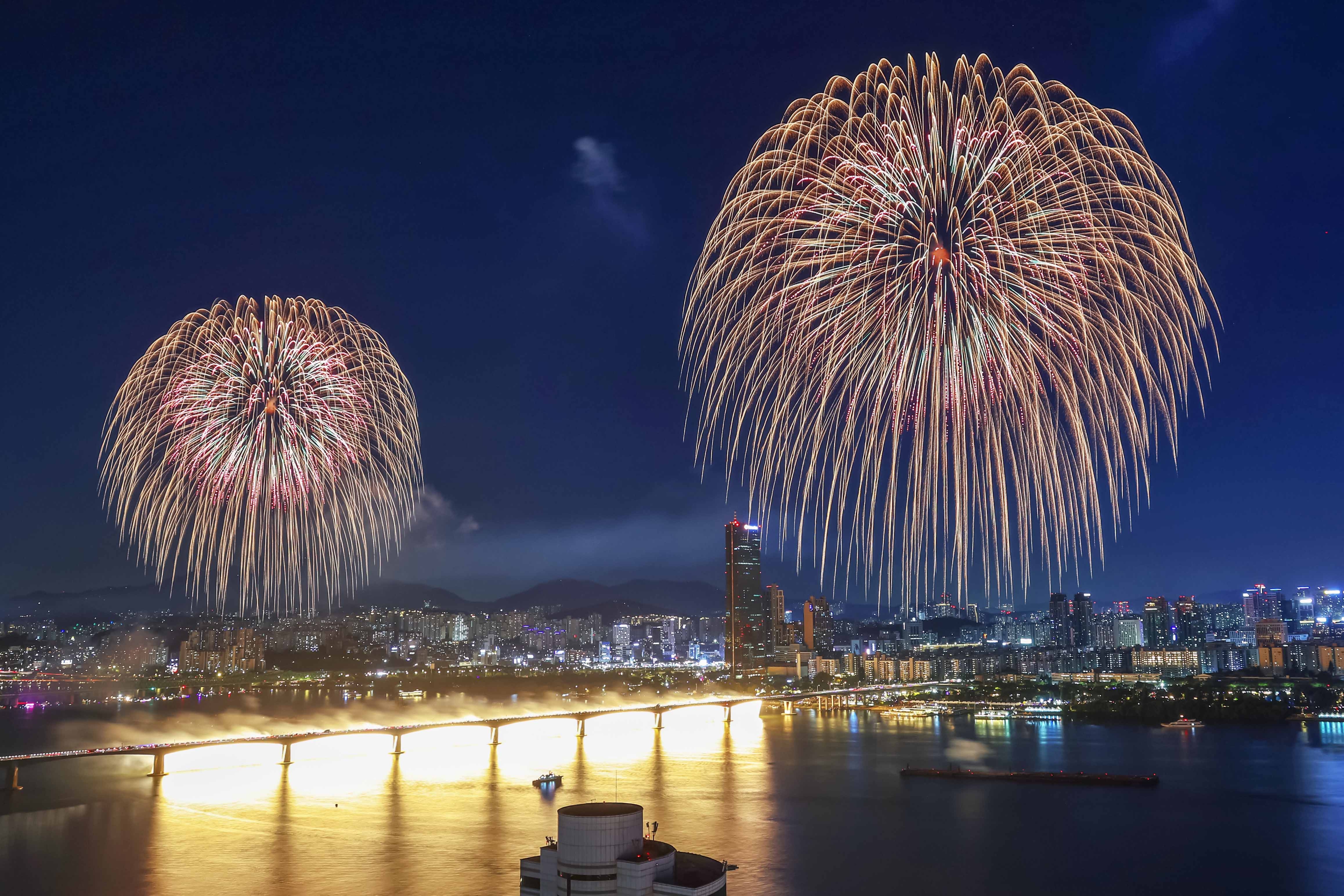 5일 서울 여의도 한강공원 일대에서 열린 ‘2024 서울세계불꽃축제’에서 화려한 불꽃이 밤하늘을 수놓고 있다. 2024.10.6 뉴스1