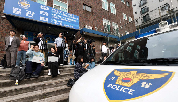 ‘음주운전 사고’ 문다혜 씨 출석 대기하는 취재진