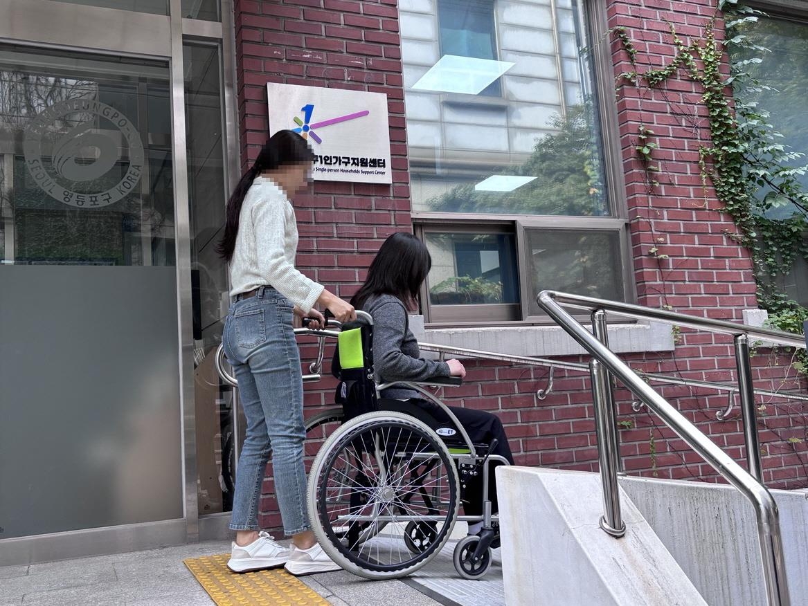 한 서울 영등포구민이 구로부터 빌린 휠체어를 이용하고 있다. 영등포구 제공