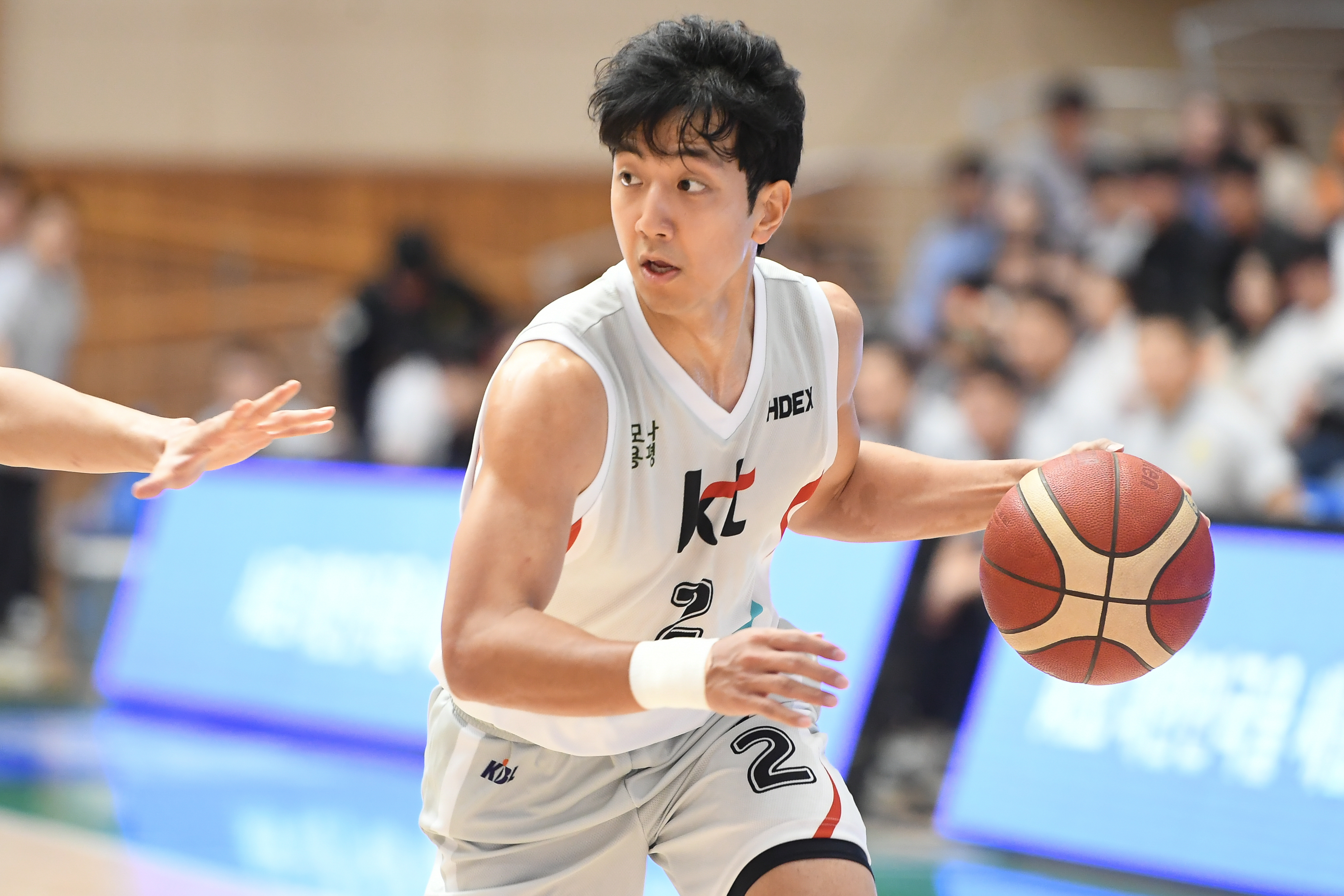 수원 kt 허훈이 8일 충북 제천체육관에서 열린 2024 한국농구연맹(KBL) 컵대회 B조 예선 LG와의 경기에서 드리블하고 있다. KBL 제공