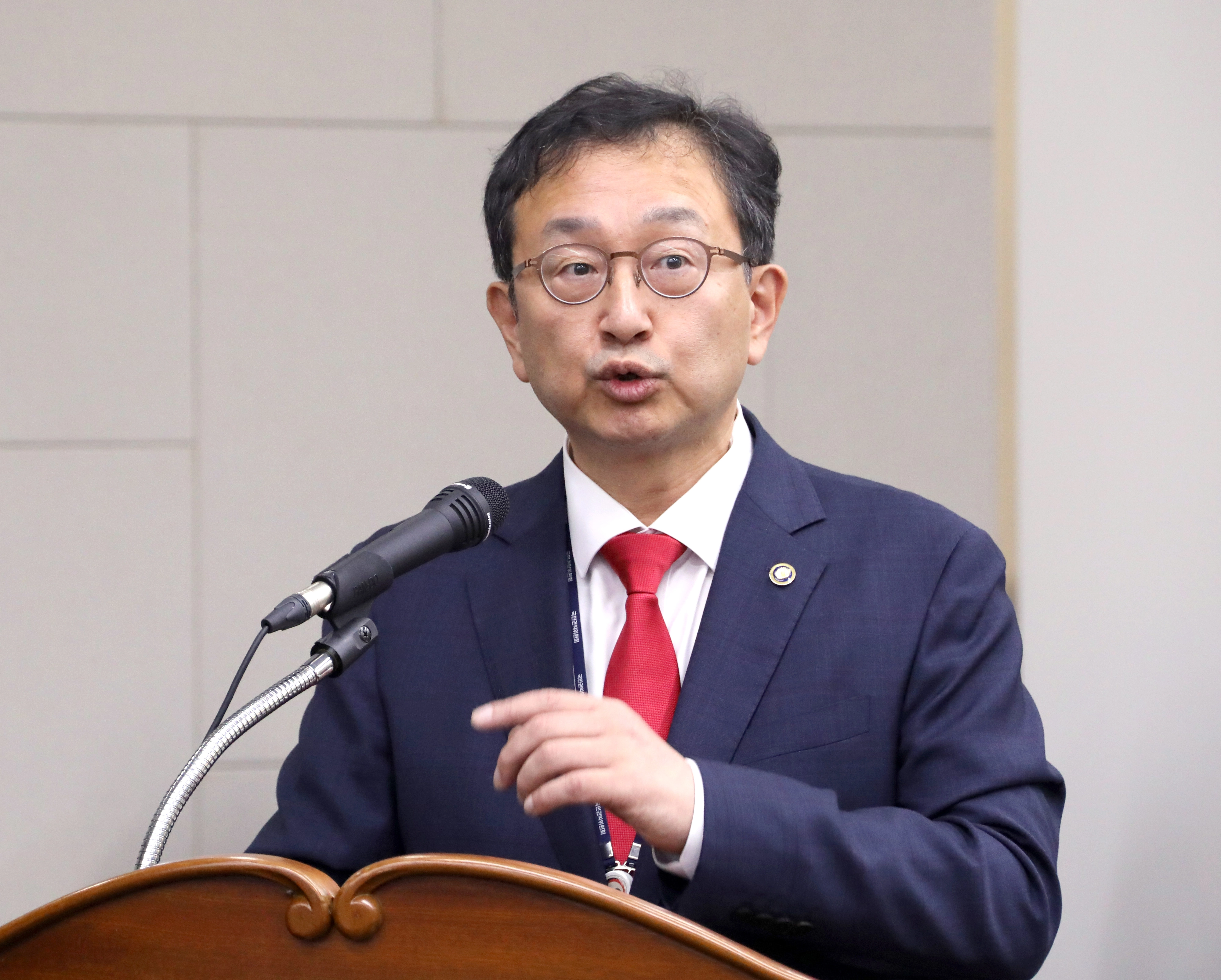 정무위 국감, 답변하는 정승윤 전 국민권익위 부위원장  2024년 10월 8일 정승윤 당시 국민권익위원회 부위원장이 정부세종청사에서 열린 국회 정무위원회 국정감사에서 질의에 답하고 있다. 연합뉴스