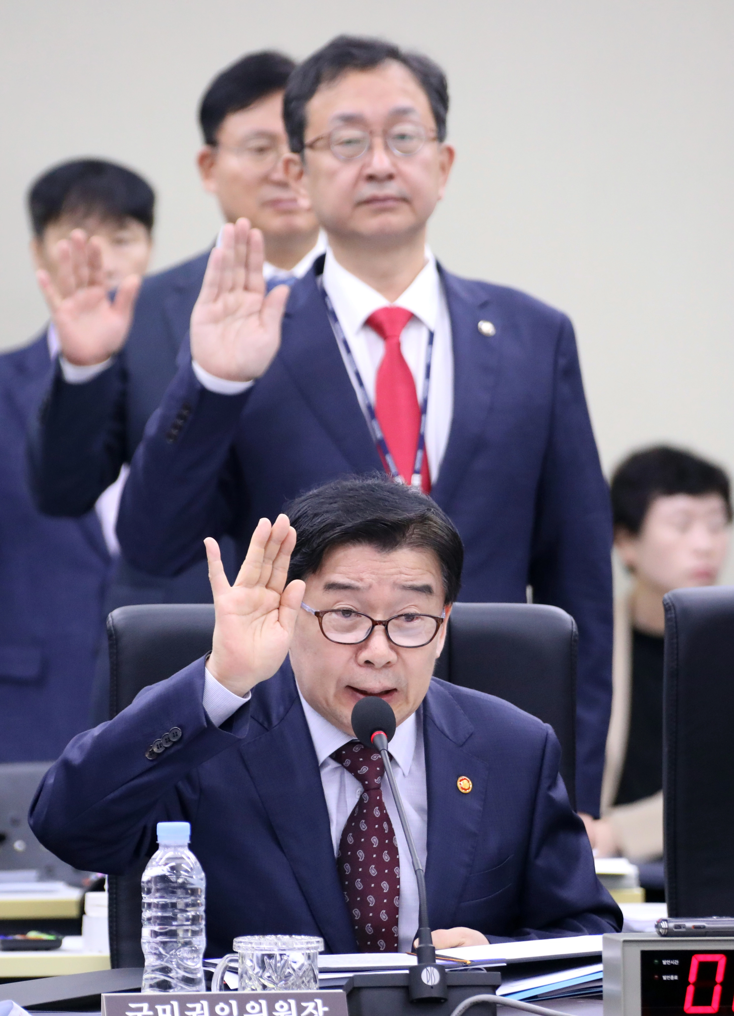 선서하는 유철환 국민권익위원장과 정승윤 부위원장  2024년 10월 8일 유철환 당시 국민권익위원장(앞)이 정부세종청사에서 열린 국회 정무위원회 국정감사에서 선서하고 있다. 뒤는 정승윤 당시 부위원장. 연합뉴스