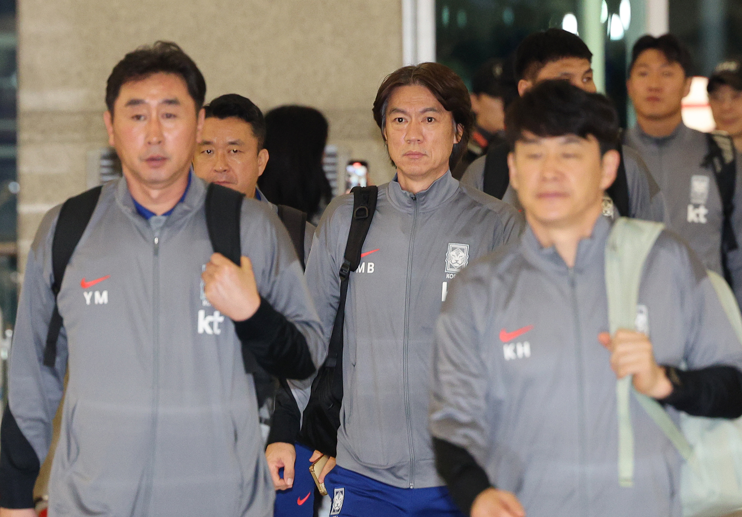 홍명보(가운데) 대한민국 축구대표팀 감독이 6일 밤 인천국제공항 제1터미널을 통해 요르단으로 출국하고 있다. 대한민국 축구대표팀은 오는 10일 오후 11시(한국시간) 요르단과 2026 국제축구연맹(FIFA) 북중미 월드컵 아시아지역 3차 예선 3차전을 갖는다. 2024.10.6/뉴스1