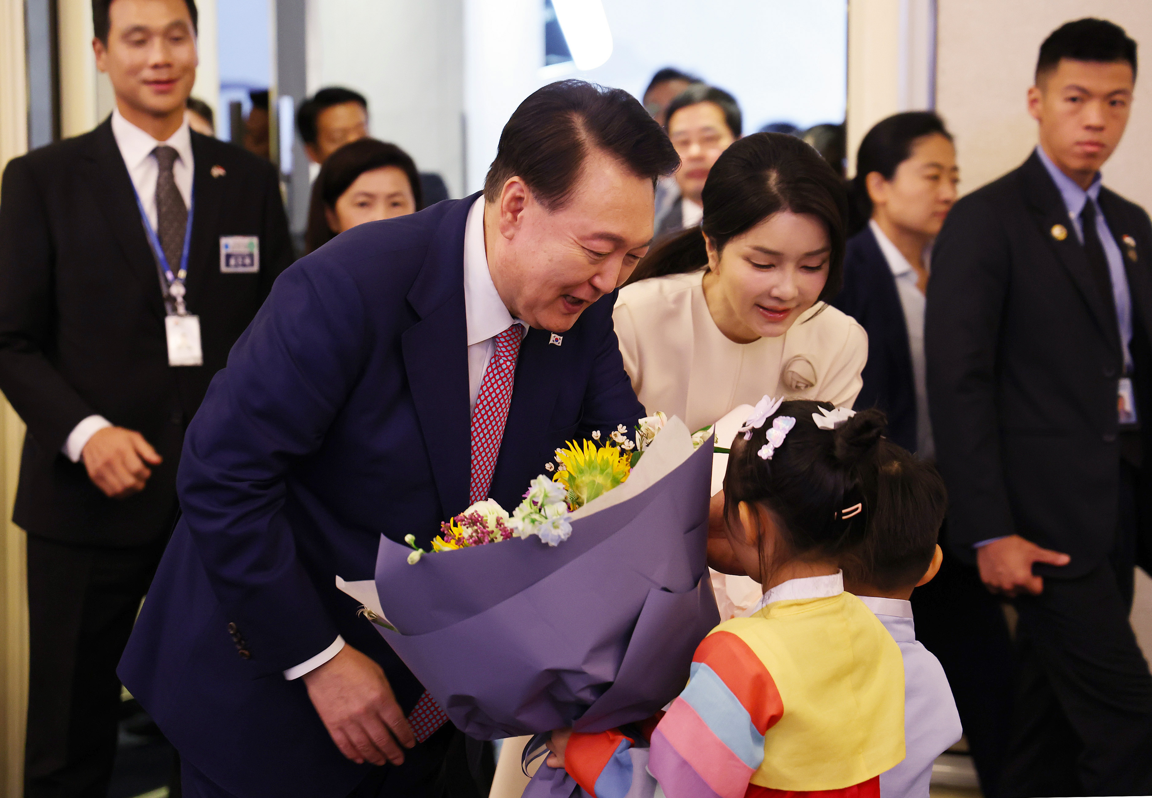 싱가포르를 방문 중인 윤석열 대통령과 김건희 여사가 9일 오후(현지시간) 싱가포르 샹그릴라 호텔에서 열린 동포 오찬 간담회에서 화동으로부터 꽃다발을 받고 있다. 2024.10.9 싱가포르 연합뉴스